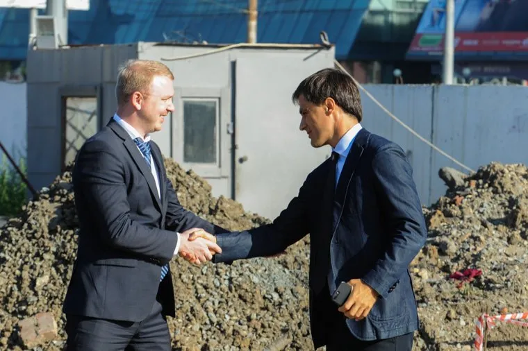 Рабочий объезд строек к саммитам ШОС и БРИКС Борисом Дубровским. Челябинск, рукопожатие, гаттаров руслан, исаев денис