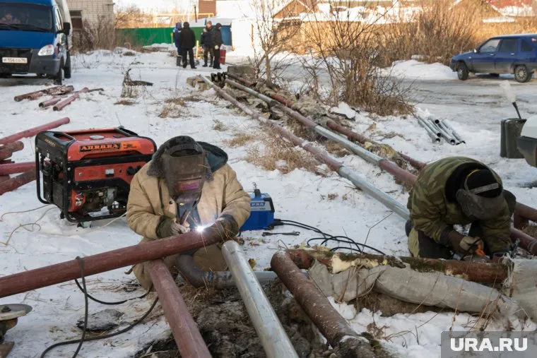 На место аварии выехали коммунальные службы  
