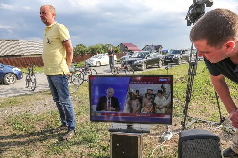 Жительница села Каскары Мария Кузнецова, пожаловавшаяся на отсутствие воды в поселке на XVII (семнадцатой) прямой линии c Владимиром Путиным. Тюмень