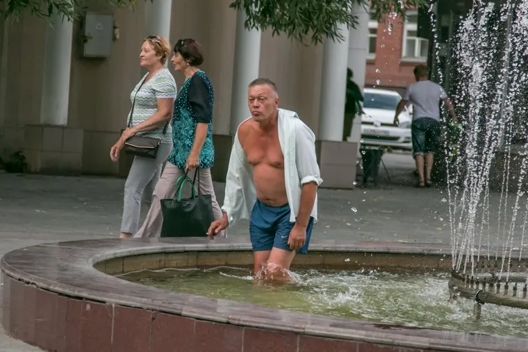 Разное. Курган, городской сад, пьяный в фонтане, алкаш, дебил