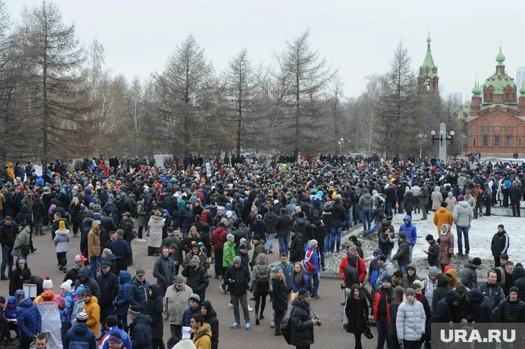Жители Орска собрались у здания администрации (архивное фото)
