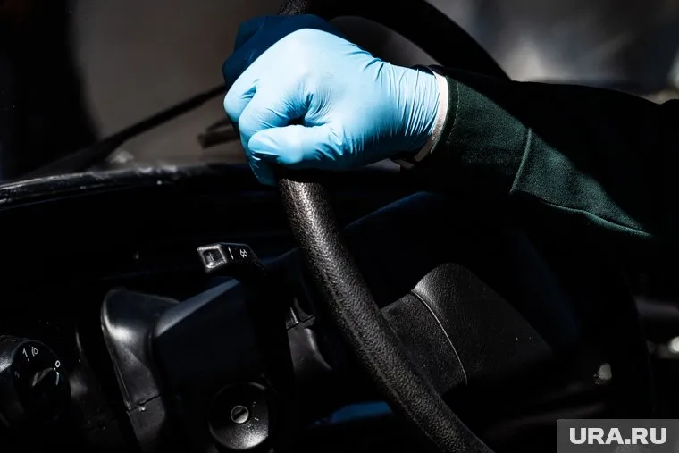 Таксист был легко одет и мог замерзнуть в мороз