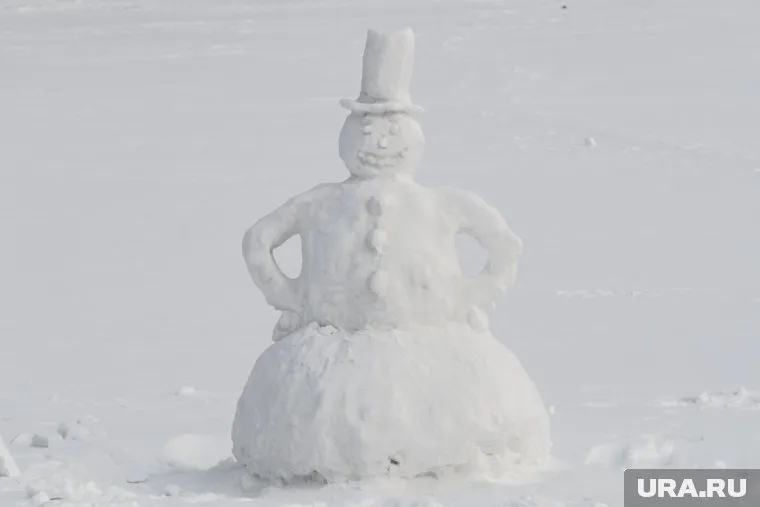 Фигуру слепили неизвестные напротив здания театра