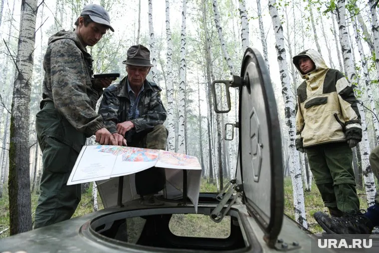 Лесники занимаются прокладыванием минерализованных полос, отметил Максим Жарков