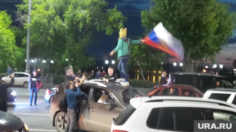Уральцы праздновали победу танцами на автомобилях