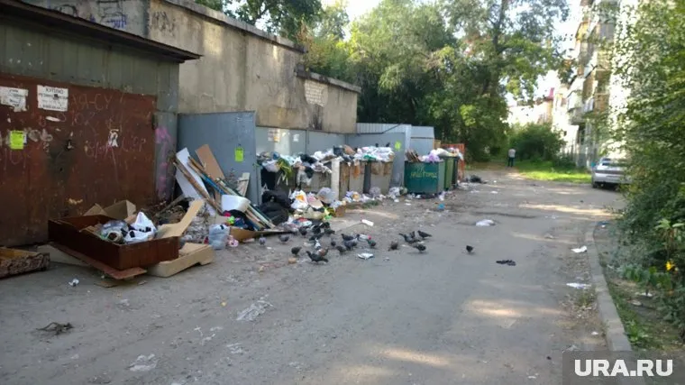 Кирова, 109. Подобная картина - во многих курганских дворах