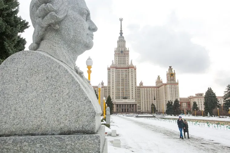 Вид на здание МГУ им. Ломоносова со стороны Воробьевых гор. Москва