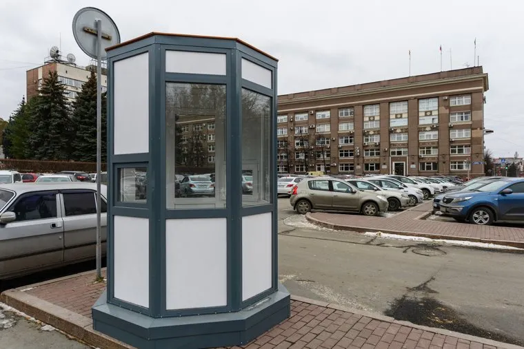 Будка платной парковки на Театральной площади. Челябинск, платная парковка, будка, городская администрация