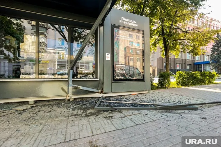 На улице Молодежной ветер снес часть остановки (архивное фото)