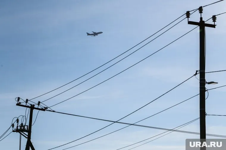 Из-за сильного ветра упало 12 столбов 