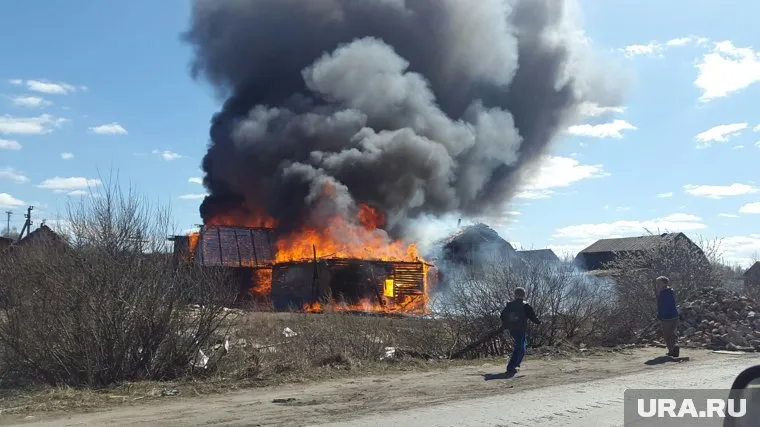 Огонь быстро распространяется из-за сильного ветра