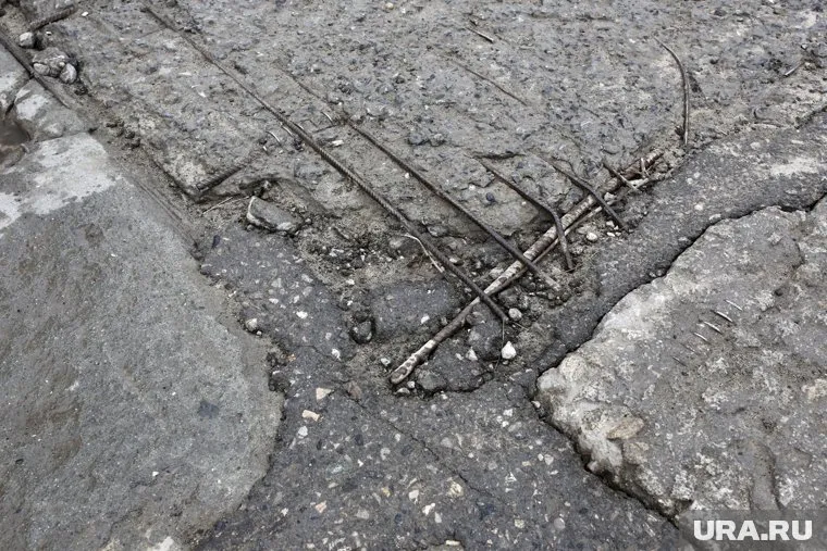 Жители Заозерного требуют отремонтировать разбитую дорогу у школы № 5