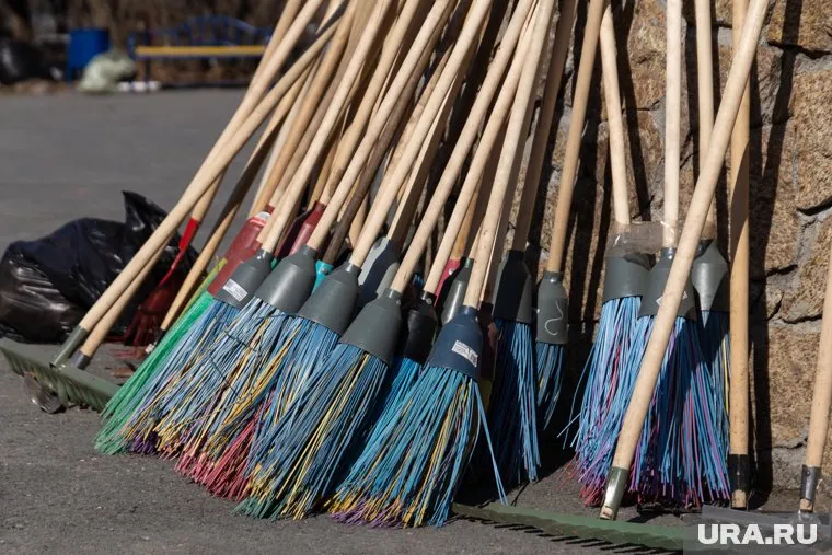В Заозерном районе Кургана школьники вышли на уборку скверов и остановок