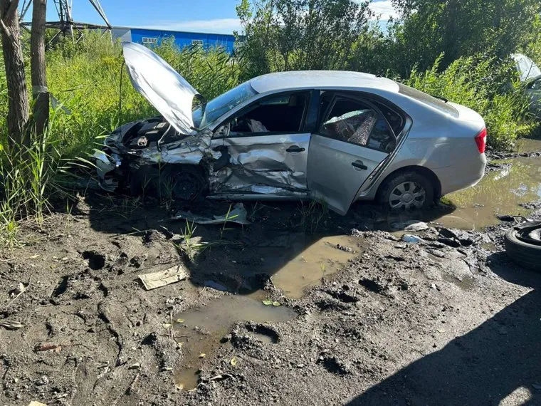 После столкновения "Шкода" улетела в кювет