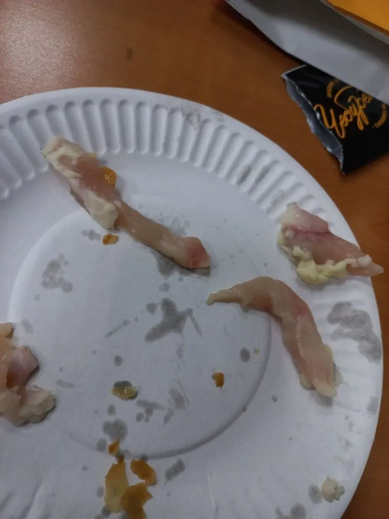 Жительницам Ноябрьска попалось сырое мясо в чебуреке