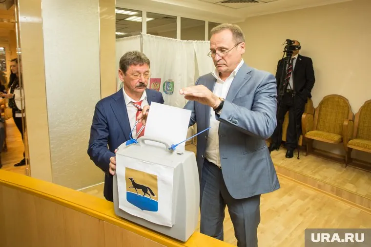 Сергей Рябов (справа) может вернуться в Думу Сургута - его просят чиновники и коллеги по партии