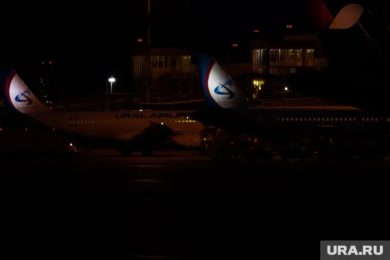 В Кольцово самолет выкатился за пределы взлетно-посадочной полосы, это повлияло на работу аэропорта