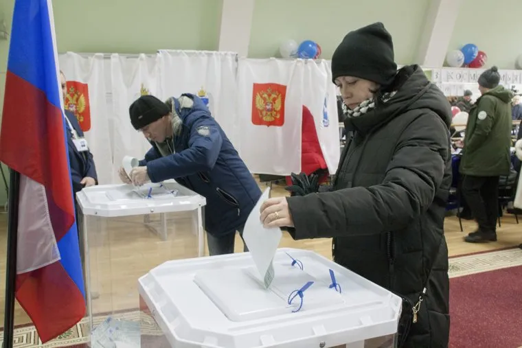ВЫБОРЫ 2018. Голосование. Салехард, герб россии, урна для голосования, кабинки для голосования, 18 марта, избирательный участок, выборы президента, выборы 2018, голосование