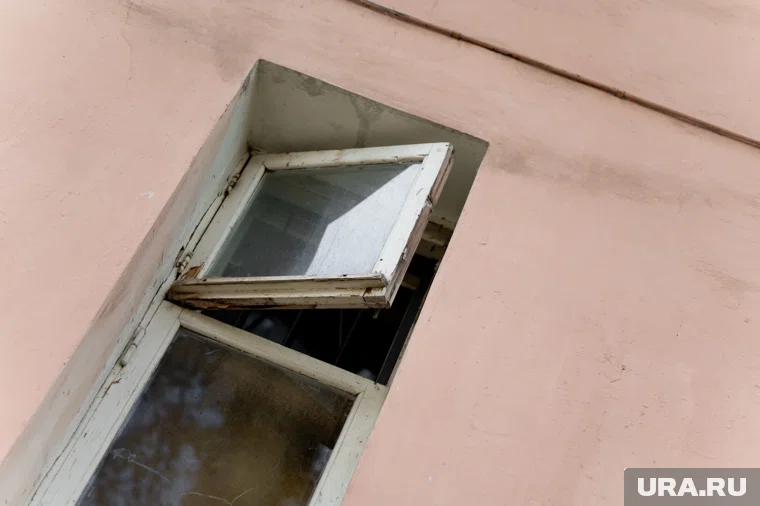 После обрушения перекрытий комиссия обследует кровлю многоквартирного жилого дома