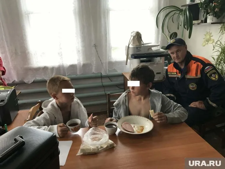 Спасатели первым делом накормили детей