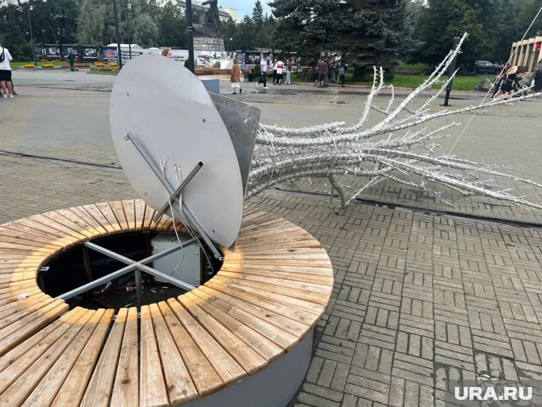 Ураган повалил светодиодное дерево в Челябинске