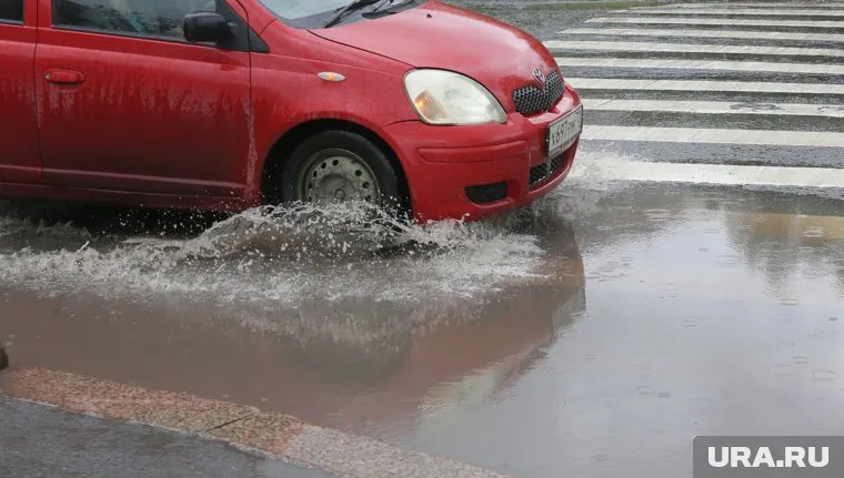 Лужи на улицах Салманова и Московкина открыты после откачки воды