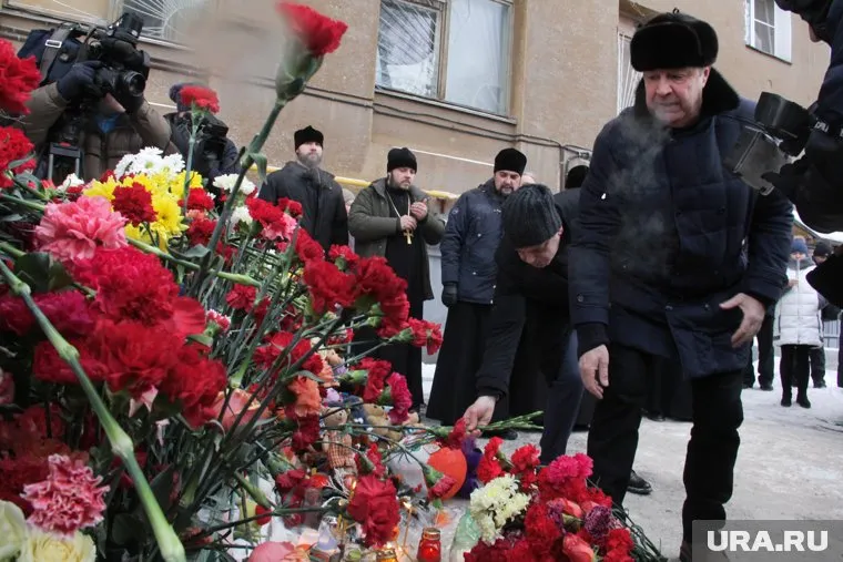 Сейчас на месте трагедии образовался стихийный мемориал