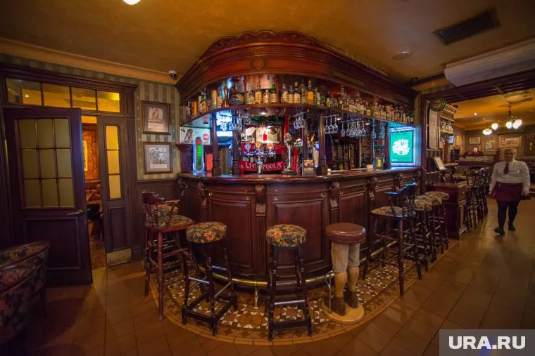 Пабы Великобритании будут закрываться в девять часов вечера, пишет Daily Mail