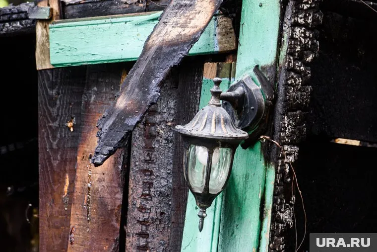 Огонь вспыхнул в хозяйственных постройках и перекинулся на дом в Тюмени