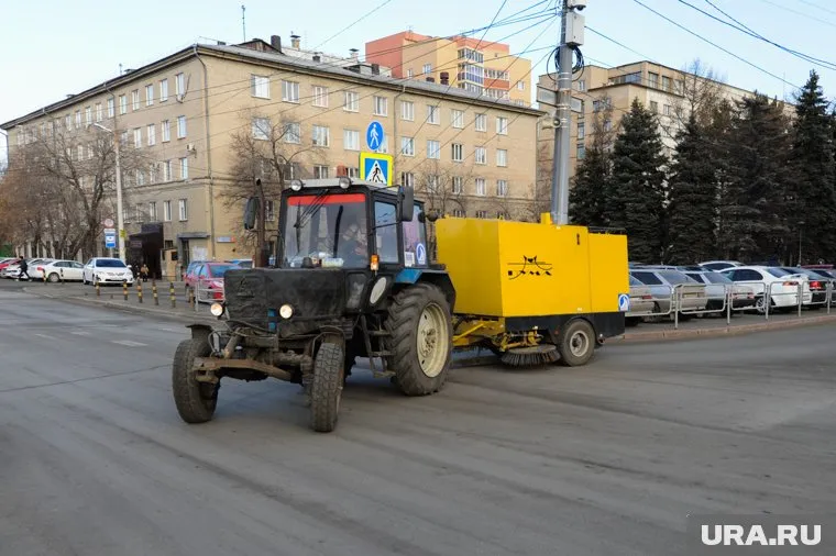 На улицы Челябинска выведут дорожные пылесосы, снаряженные моющими растворами (фото из архива)