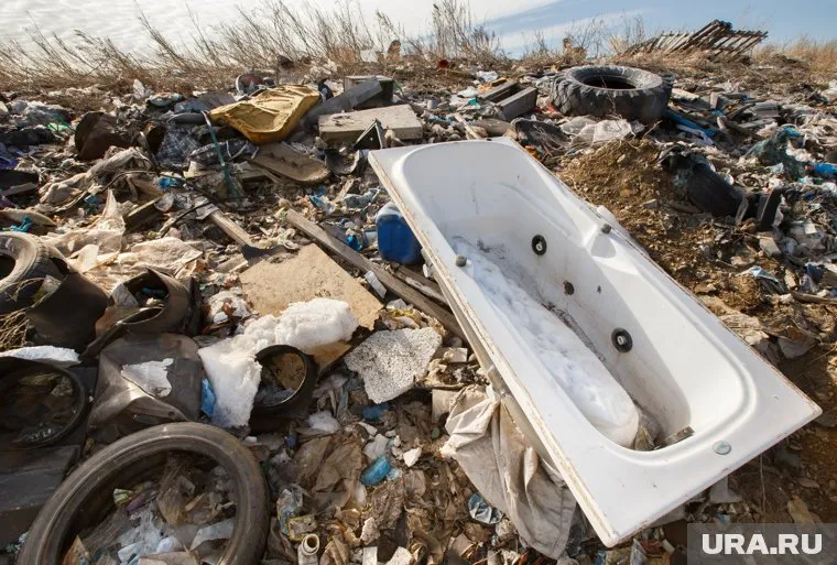 В Перми старую мебель, бытовую технику и прочий мусор складируют возле многоэтажного дома