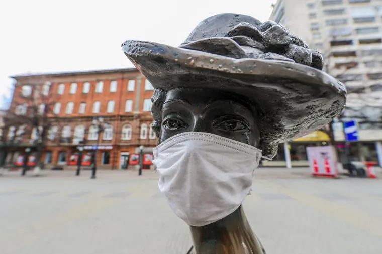 Арт-объекты, скульптуры в масках на Кировке. Челябинск