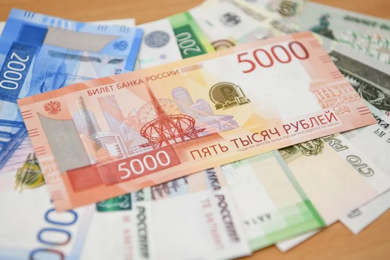 Процесс вакуумизации предметов для Капсулы времени. Екатеринбург