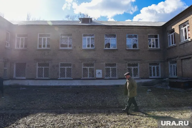 Мирные жители переждали обстрел школы в подвале