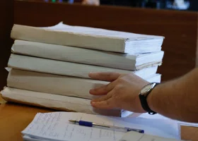 В Новом Уренгое будут судить замдиректора школы за получение взятки от бизнесмена из Екатеринбурга