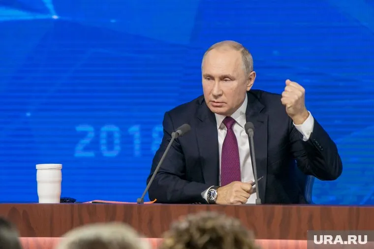 Владимир Путин появлялся на ежегодных пресс-конференциях с термосом с 2016 года