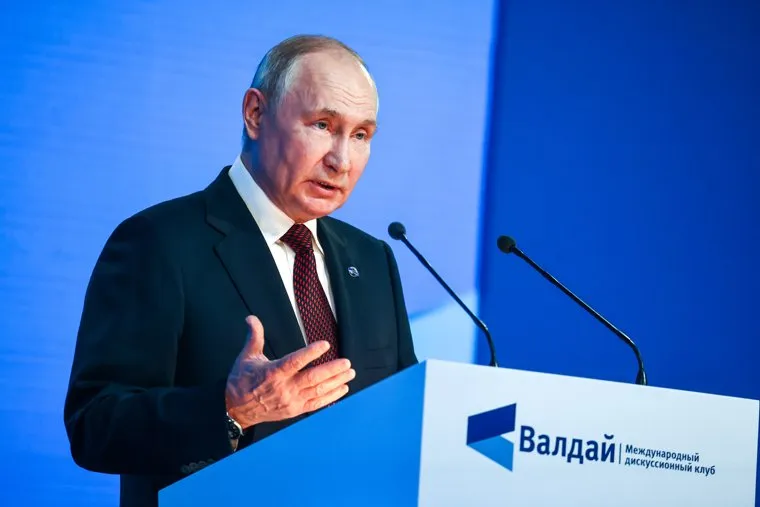 Владимир Путин на пленарной сессии Валдайского дискуссионного клуба. Сочи