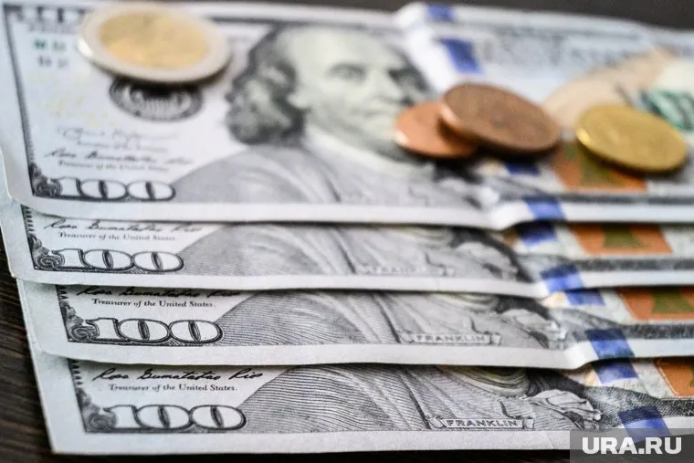 «Курс доллара на Мосбирже вырос на 0,84%