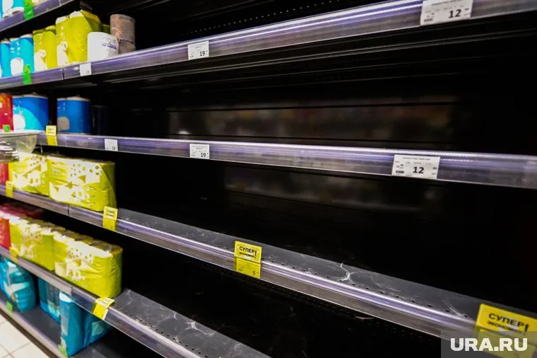 Ажиотаж в магазинах связан также с изменением курса валют и желанием населения подготовиться к грядущем повышению цен