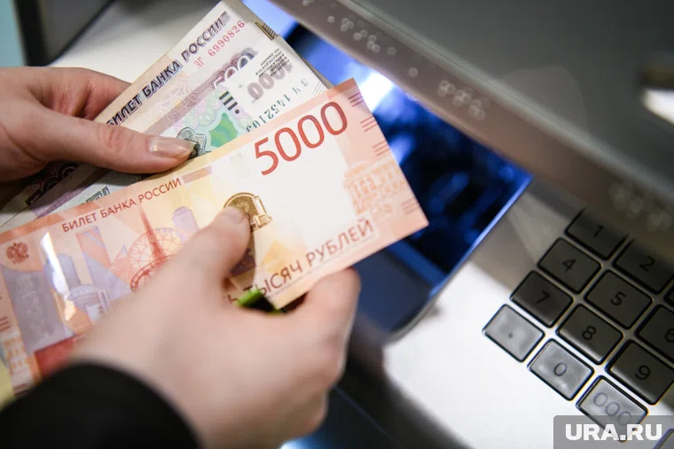 Блокировки счетов заставили россиян вернуться к наличным деньгам