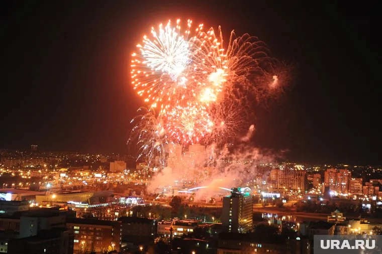 10 тыс. залпов выпустили в ночное небо