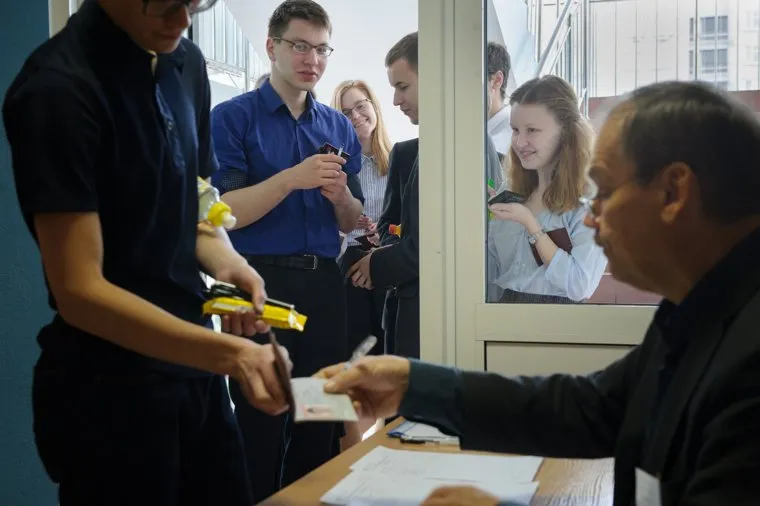 Выпускники 11-ых классов сдают ЕГЭ по географии и информатике в языковом Лицее №2. Екатеринбург