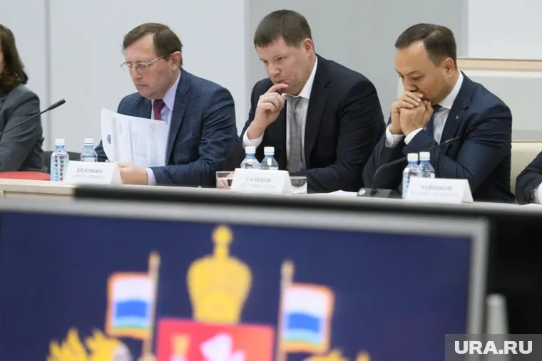 Сергей Бидонько (в центре) и Азат Салихов (справа) курируют выборы в родных для себя территориях