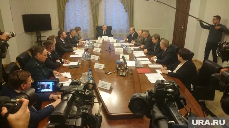 Представители движения «СтопГОК» и РМК даже сели по разные стороны стола