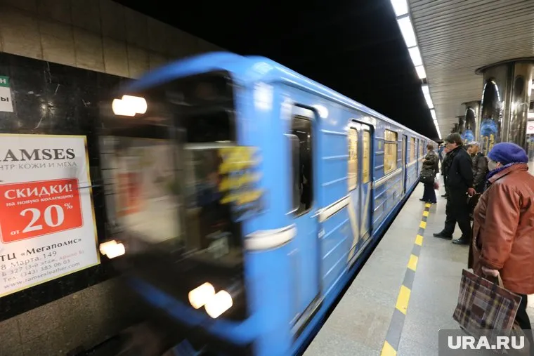 Подросток зацепился за вагон в подземке