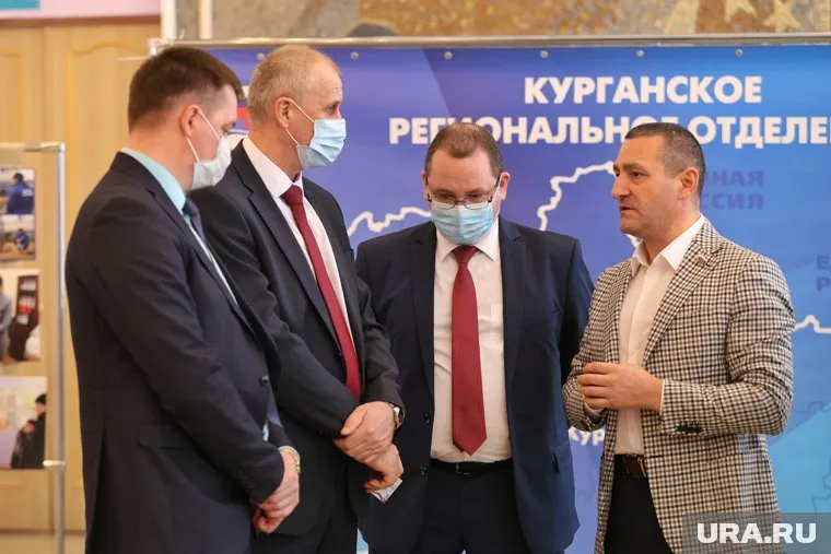 Александр Ильтяков (справа) возглавил Курганское региональное отделение «Единой России»