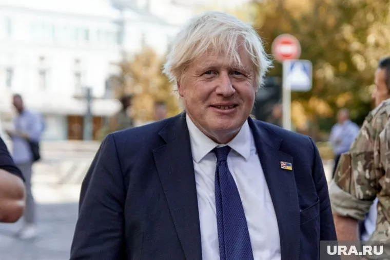 Страус укусил Джонсона за руку