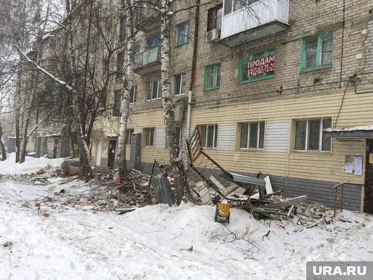 В доме рухнули крыша и два балкона