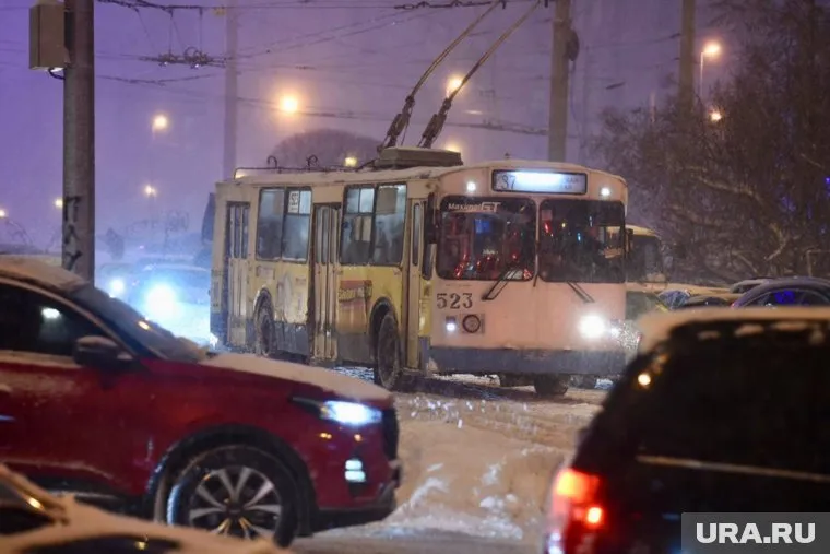 На Екатеринбург обрушился снегопад, из-за которого движение в городе остановилось