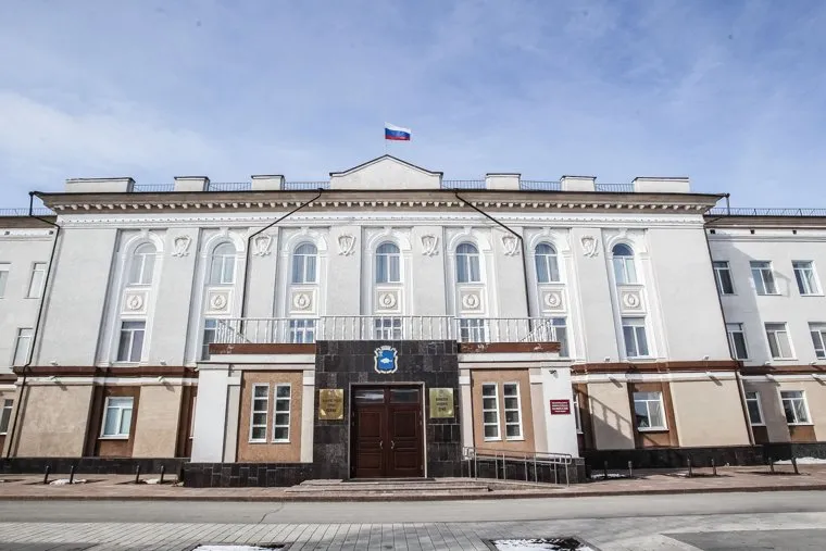 Уборка снега и состояние улиц города Ишим, объекты городской инфраструктуры и мэр Федор Шишкин. Город Ишим, Тюменская область, 5 апреля 2017 года., ишим